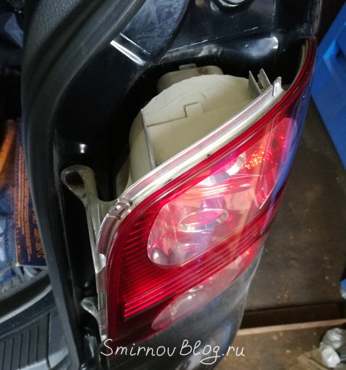 Замена лампы задней фары на VW Touran 1T2 Замена лампы задней фары на VW Touran 1T2