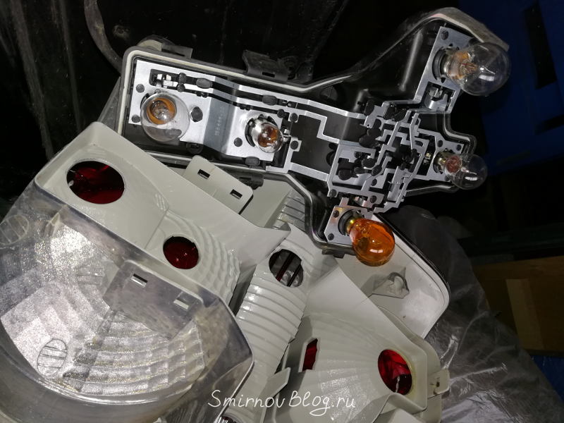 Замена лампы задней фары на VW Touran 1T2 Замена лампы задней фары на VW Touran 1T2