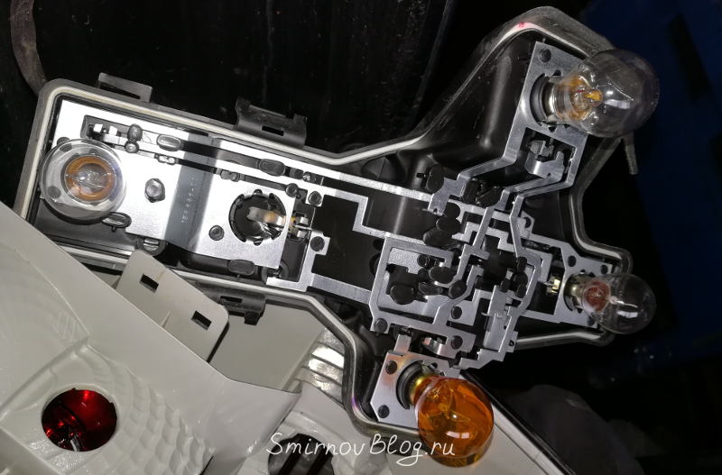 Замена лампы задней фары на VW Touran 1T2 Замена лампы задней фары на VW Touran 1T2