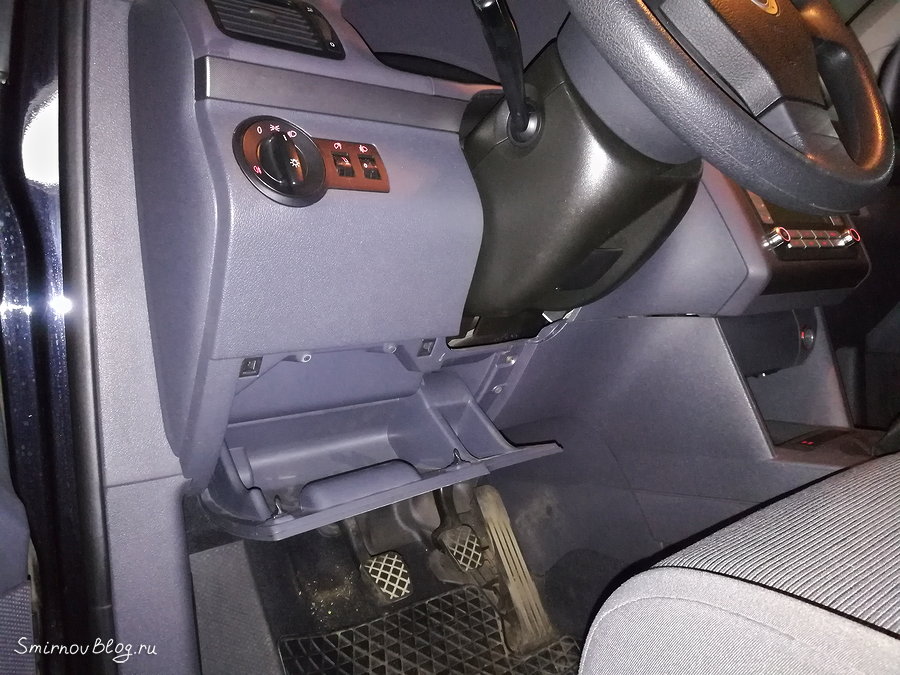 Бардачок, за которым находится блок предохранителей Бардачок, за которым находится блок предохранителей