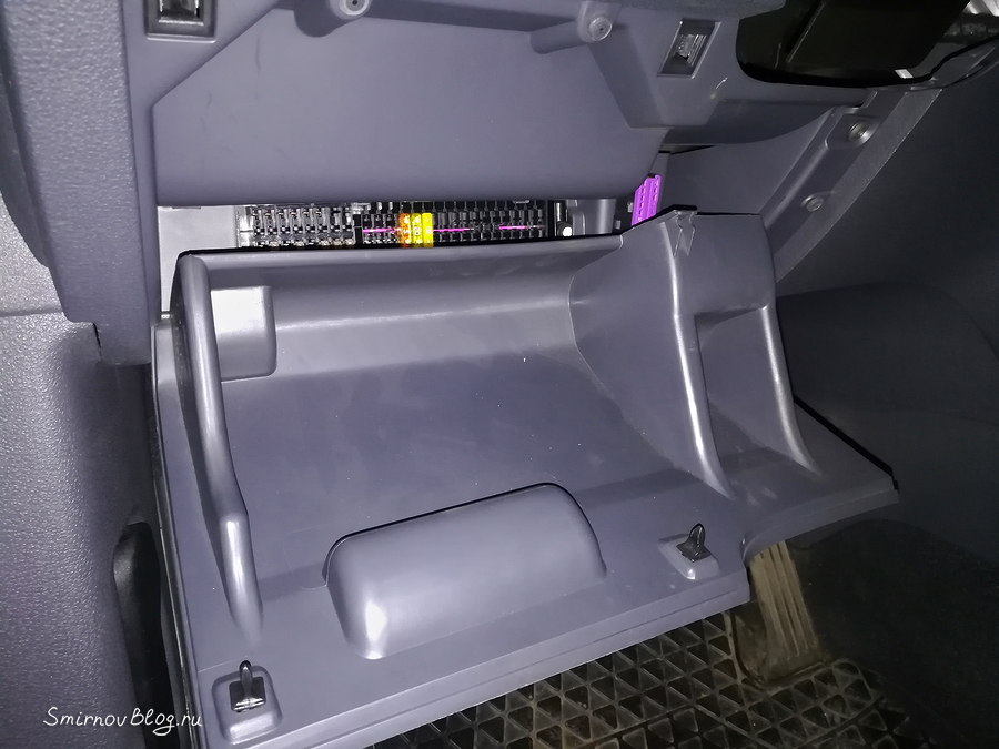 Снимаем ящик, за которым находится блок предохранителей Снимаем ящик, за которым находится блок предохранителей