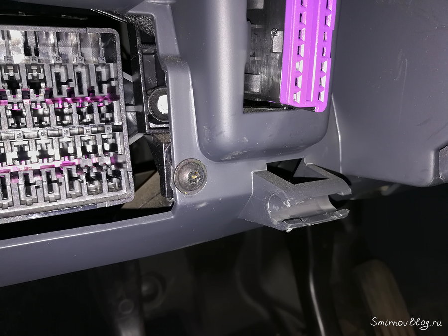 Крепление, на котором держится бардачок Крепление, на котором держится бардачок