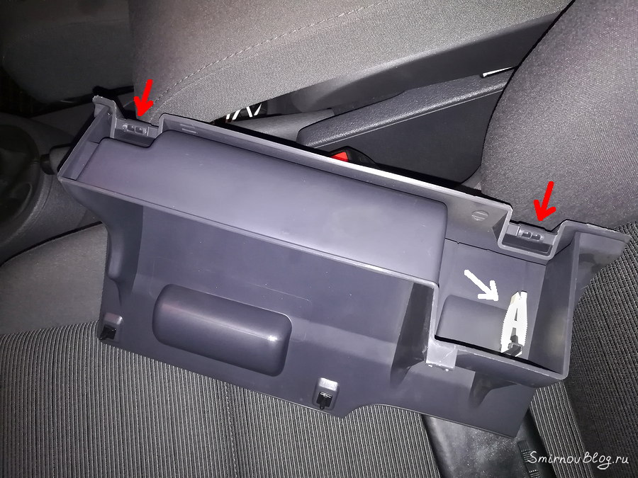 Снимаем ящик, за которым находится блок предохранителей Снимаем ящик, за которым находится блок предохранителей