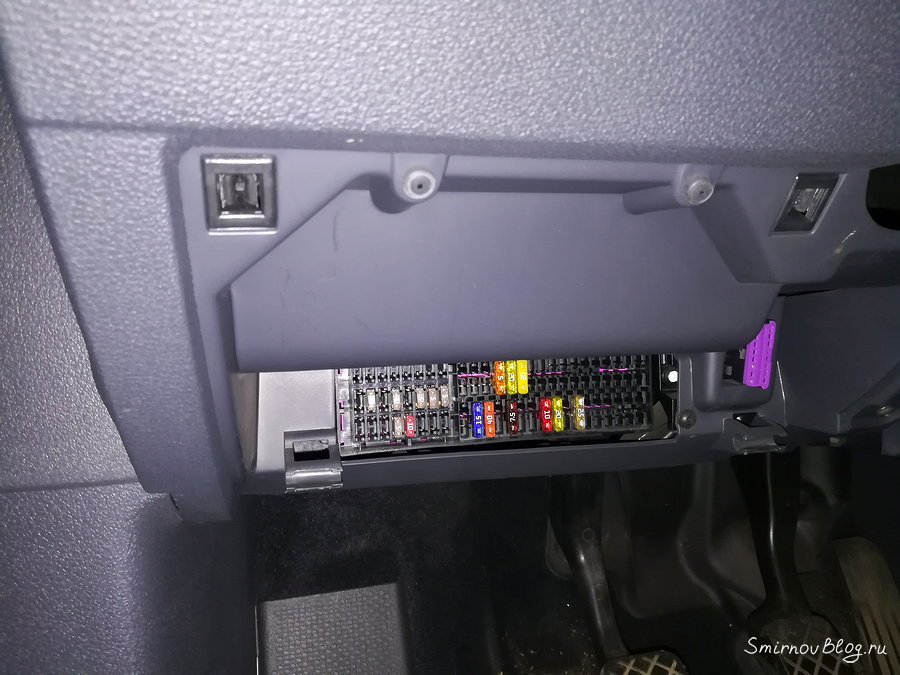 Салонный блок предохранителей на Фольксваген Туран 1Т2, бензиновый двигатель 1.6 л, 2007 г.в. Салонный блок предохранителей на Фольксваген Туран 1Т2, бензиновый двигатель 1.6 л, 2007 г.в.