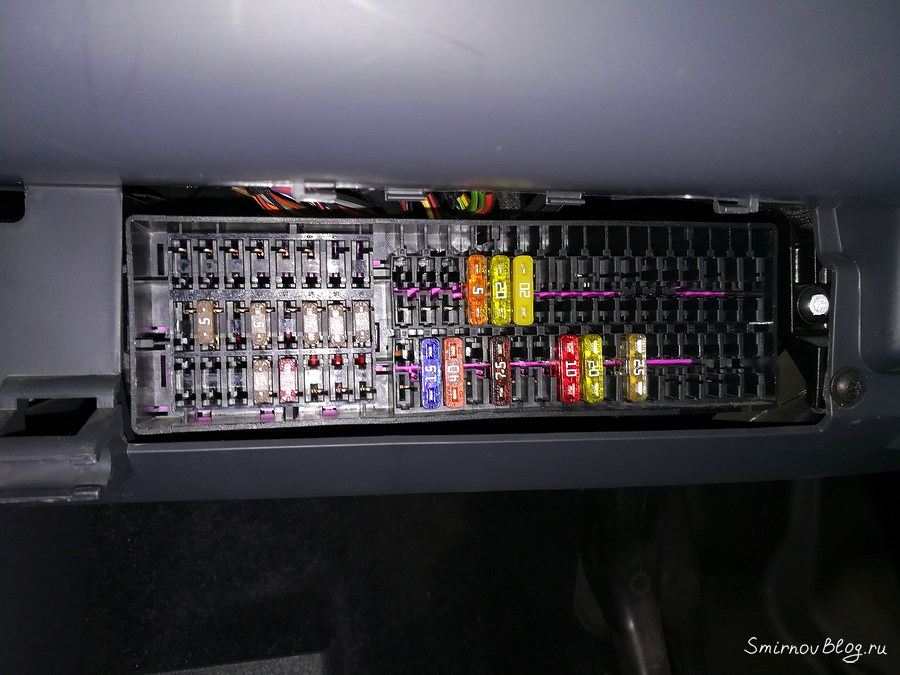 Салонный блок предохранителей на Фольксваген Туран 1Т2, бензиновый двигатель 1.6 л, 2007 г.в.Салонный блок предохранителей на VW Touran 1Т2, бензиновый двигатель 1.6 л, 2007 г.в. Салонный блок предохранителей на VW Touran 1Т2, бензиновый двигатель 1.6 л, 2007 г.в.