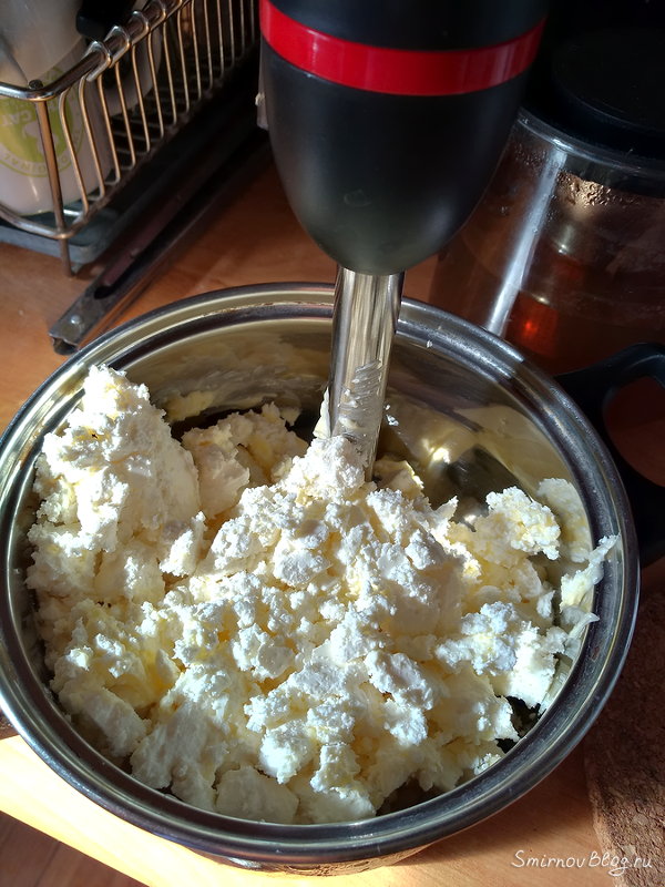 Брынза с чесноком, сливочным маслом и зеленью