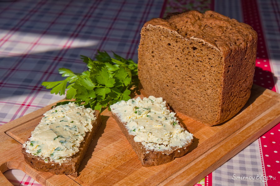 Брынза с чесноком, сливочным маслом и зеленью