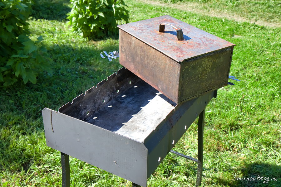 Как коптить рыбу на мангале в коптильне?