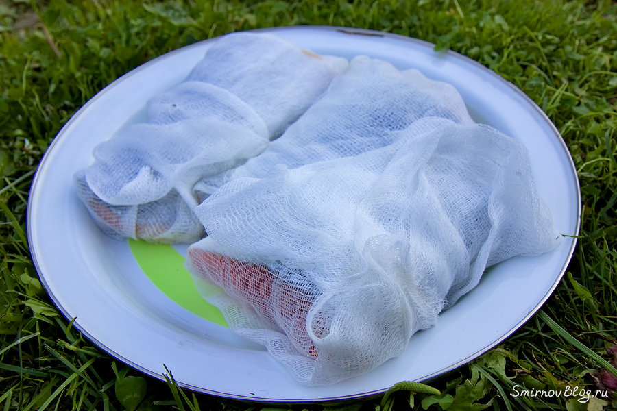 Как коптить рыбу на мангале в коптильне?