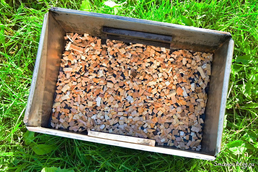 Как коптить рыбу на мангале в коптильне?