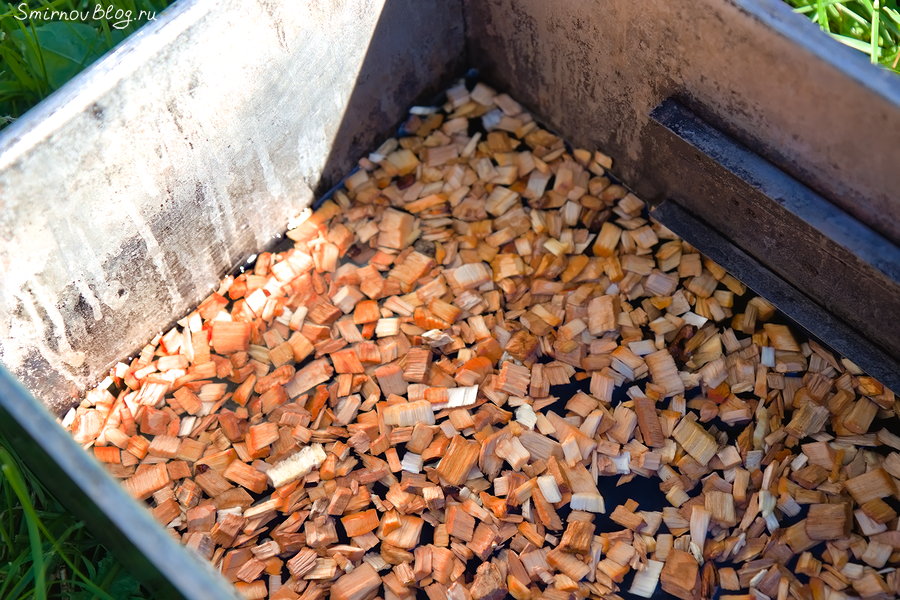 Как коптить рыбу на мангале в коптильне?