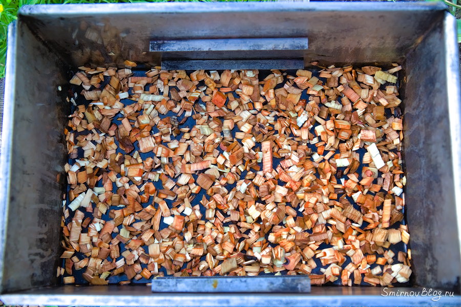 Как коптить рыбу на мангале в коптильне?