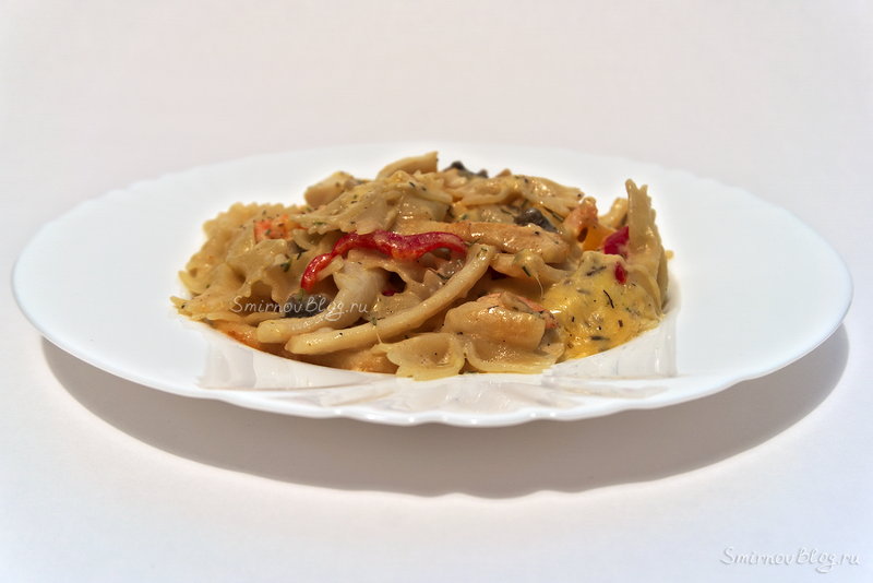 Макароны с кальмарами и креветками в сливочном соусе