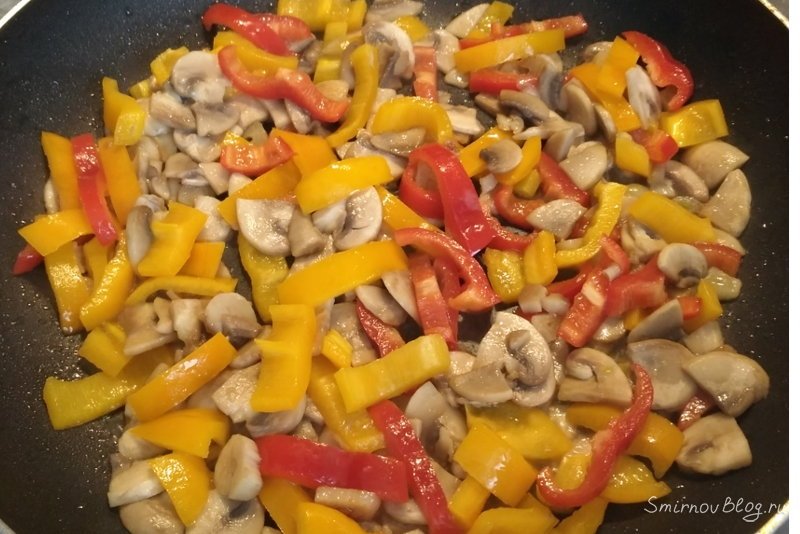 Макароны с кальмарами и креветками в сливочном соусе