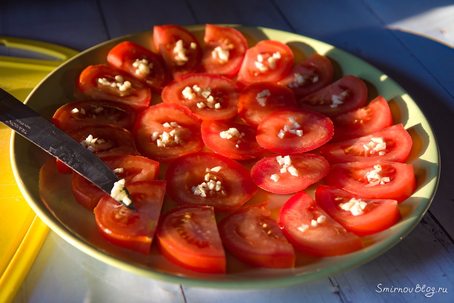 «Мухоморы» — вкусная закуска из помидор