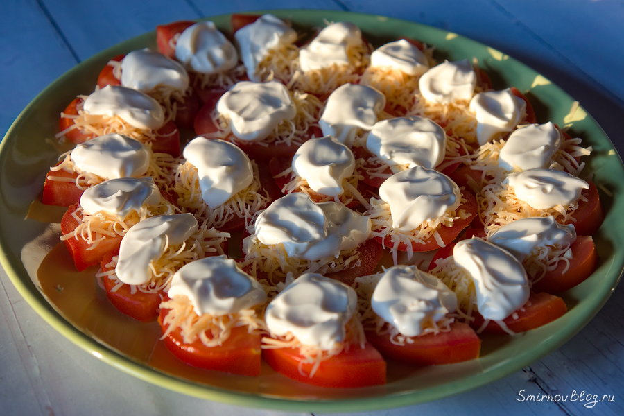 «Мухоморы» — вкусная закуска из помидор
