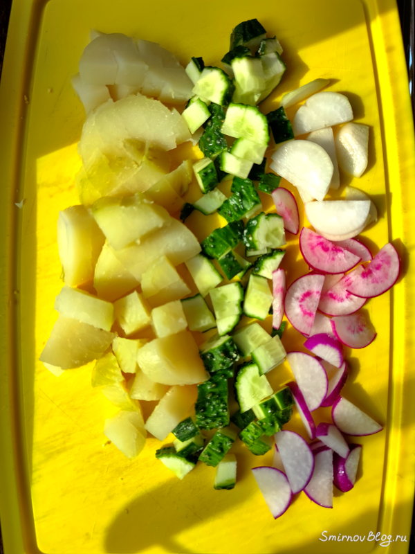 Вкусная окрошка на квасе с колбасой