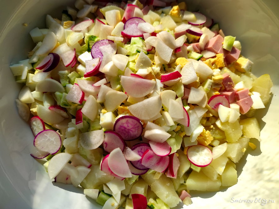 Вкусная окрошка на квасе с колбасой