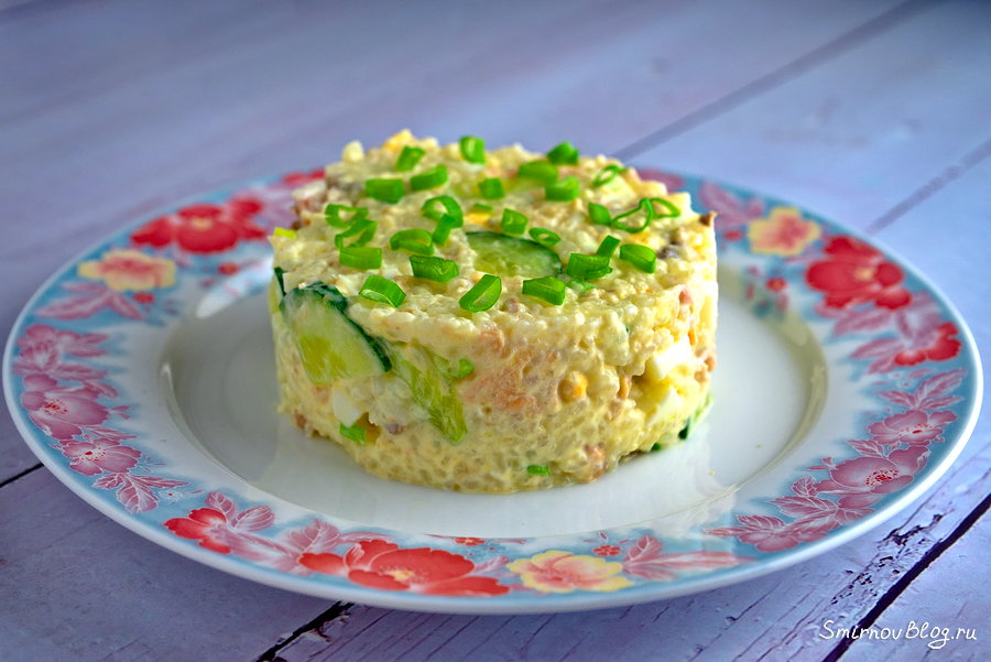 Салат с рисом, горбушей и огурцом