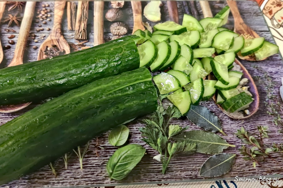 Режем огурец для салата с горбушей и рисом