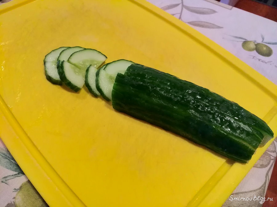 Салат из огурцов с имбирём, острым перцем и лаймом