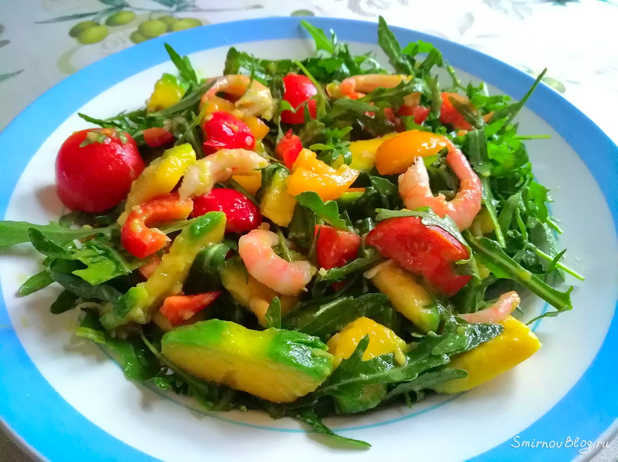 Лёгкий салат с креветками и авокадо