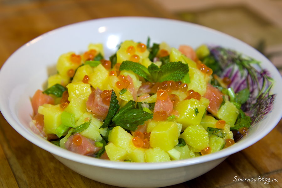 Салат с красной рыбой и икрой