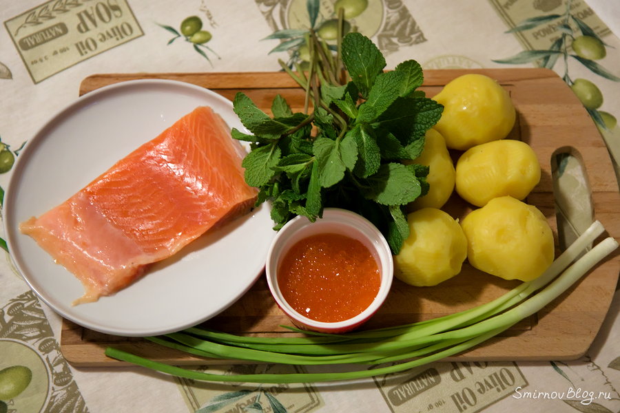 Салат с красной рыбой и икрой