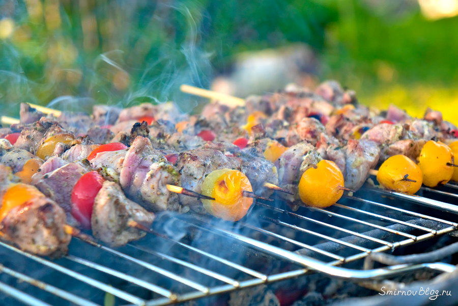 Жарим шашлык из бедра индейки до готовности.