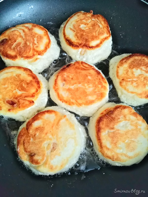 Домашние сырники из творога с изюмом. Рецепт