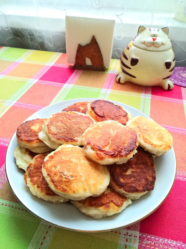 Домашние сырники из творога с изюмом. Рецепт