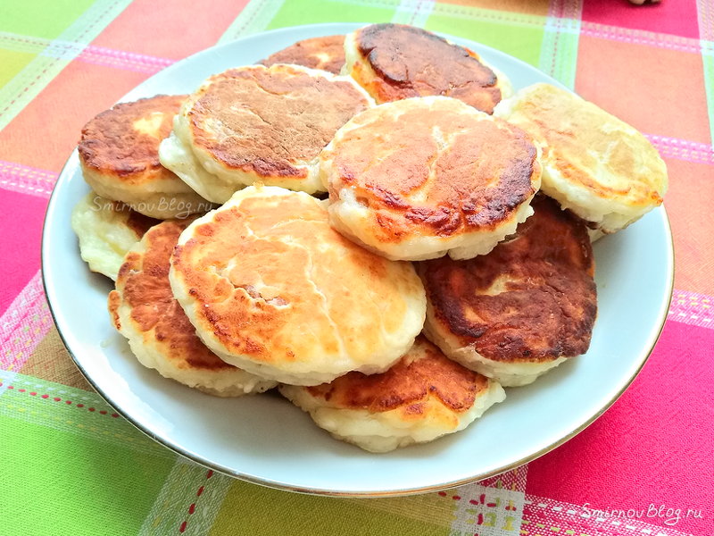 Домашние сырники из творога с изюмом. Рецепт