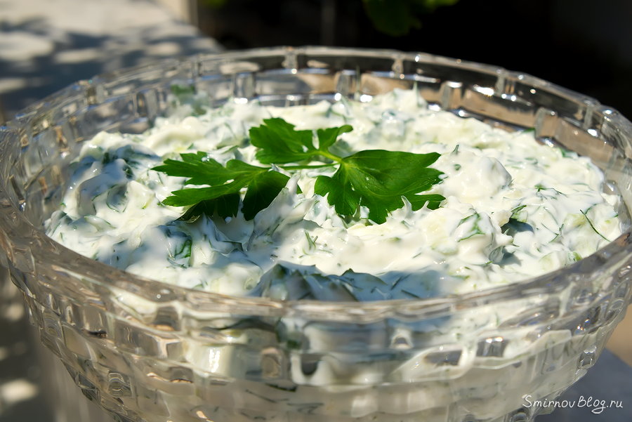 Соус из сметаны и огурцов с чесноком