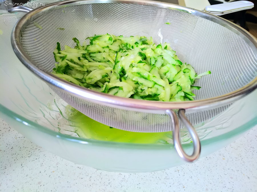 Соус из сметаны и огурцов с чесноком