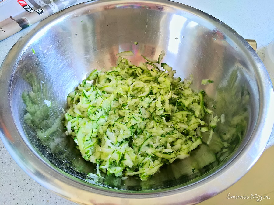 Соус из сметаны и свежих огурцов с чесноком и зеленью