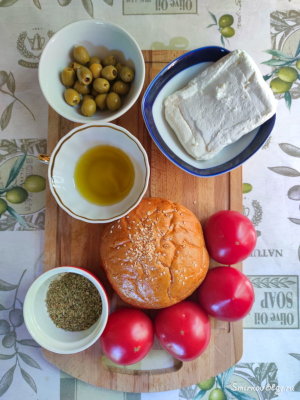 Вкусный и необычный завтрак - бутерброд с творогом, помидорами и оливками 