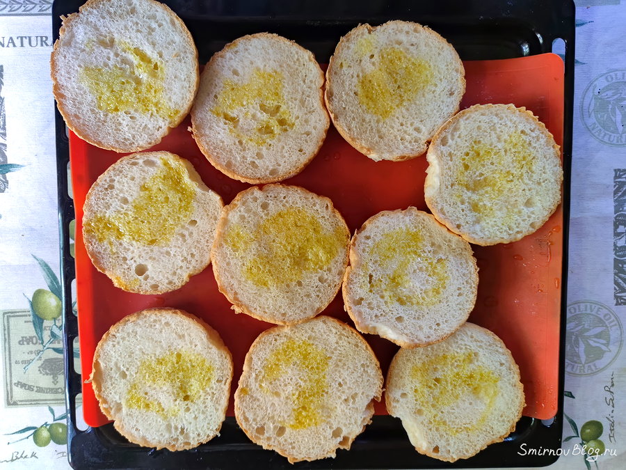 Вкусный и необычный завтрак - бутерброд с творогом, помидорами и оливками 