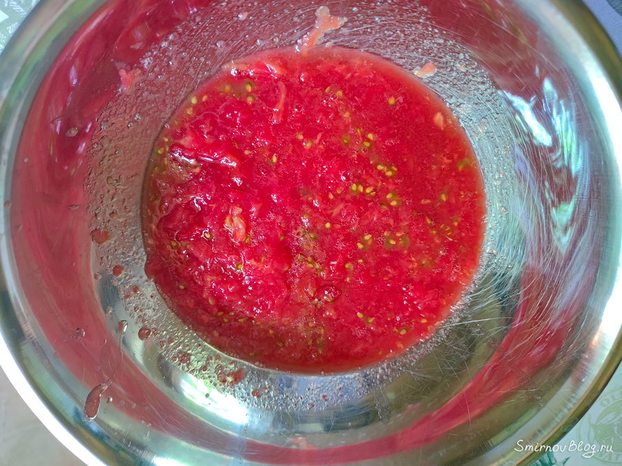 Вкусный и необычный завтрак - бутерброд с творогом, помидорами и оливками