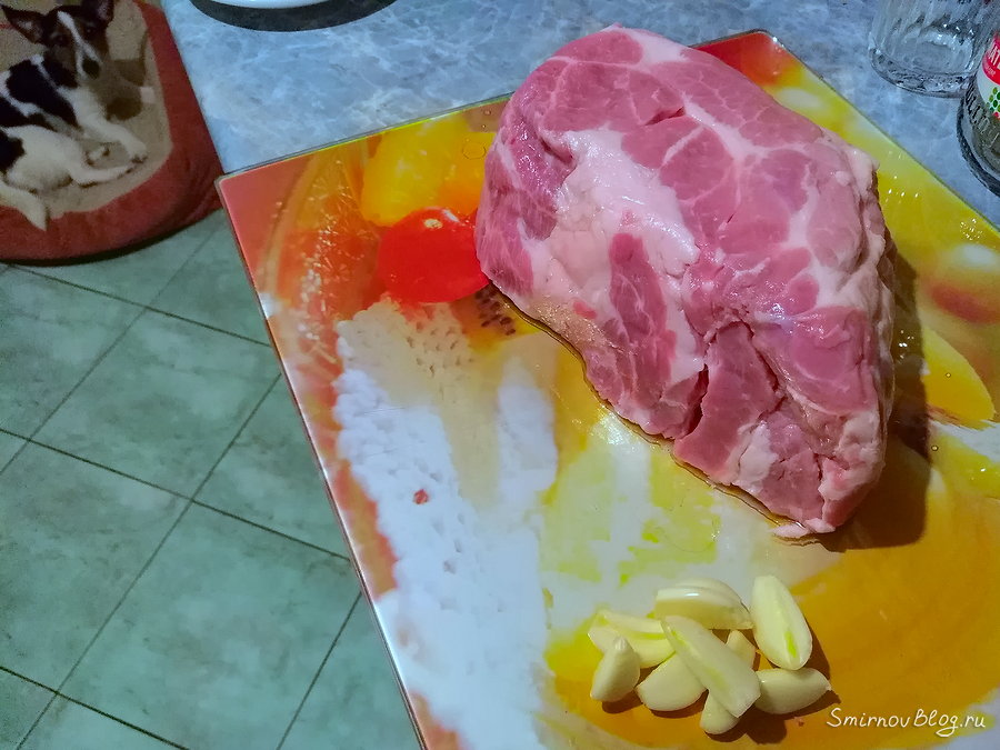 Запечённая в духовке свиная шейка