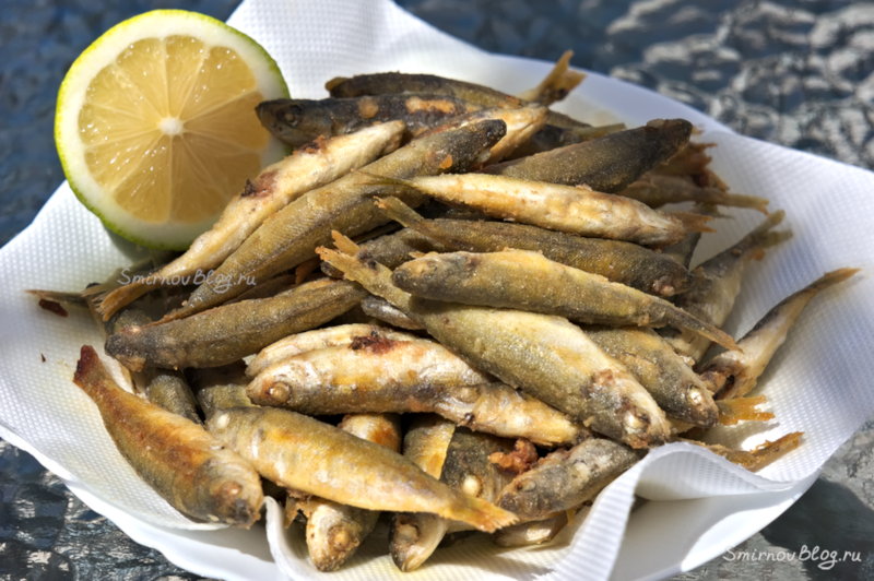 Жареная хамса или просто маленькие жареные рыбки