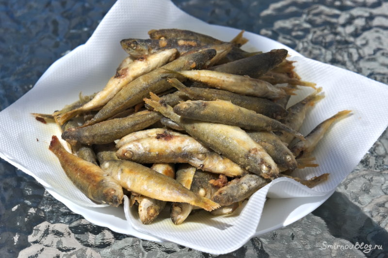 Жареная хамса или просто маленькие жареные рыбки