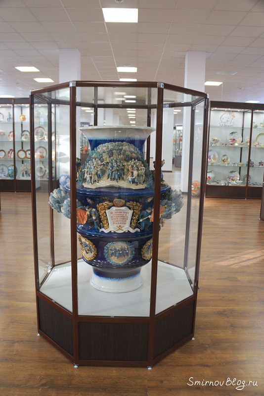 Ваза ``Победа``. Скульптор: Сотников А. Г. Музей Дулёвского фарфорового завода Ваза ``Победа``. Скульптор: Сотников А. Г. Музей Дулёвского фарфорового завода