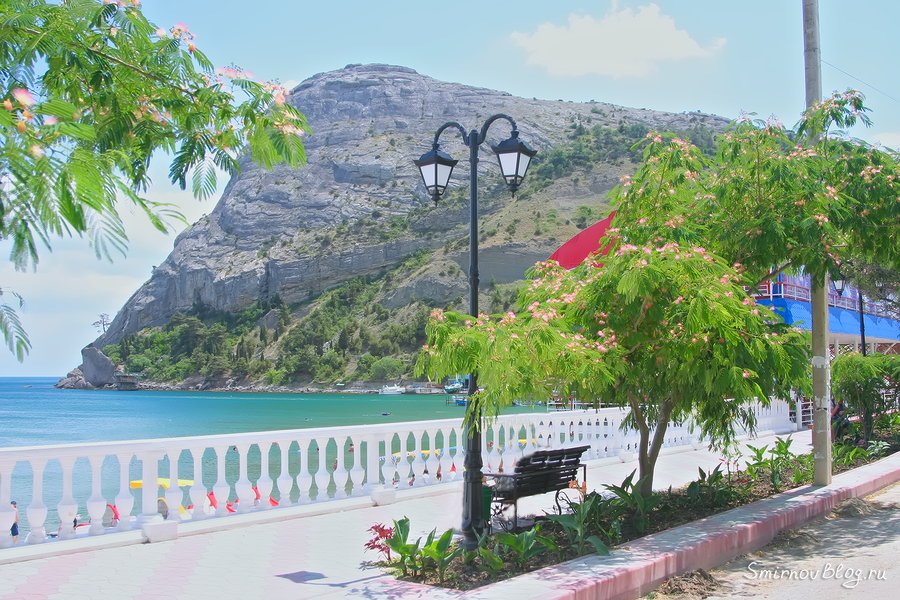 Набережная в посёлке Новый Свет Оказывается есть две версии фильма «Три плюс два»