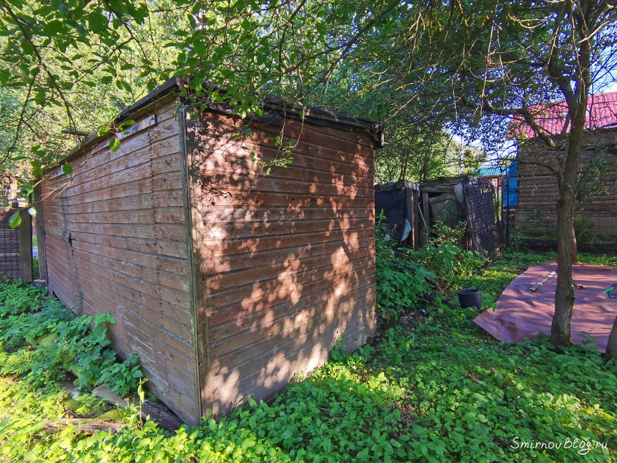 Облагораживаем загородный участок: сносим старую бытовку