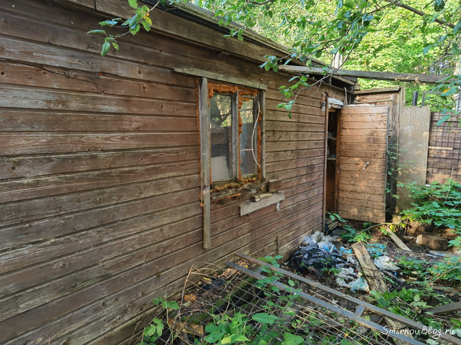 Сносим бытовку, убираем мусор вокруг