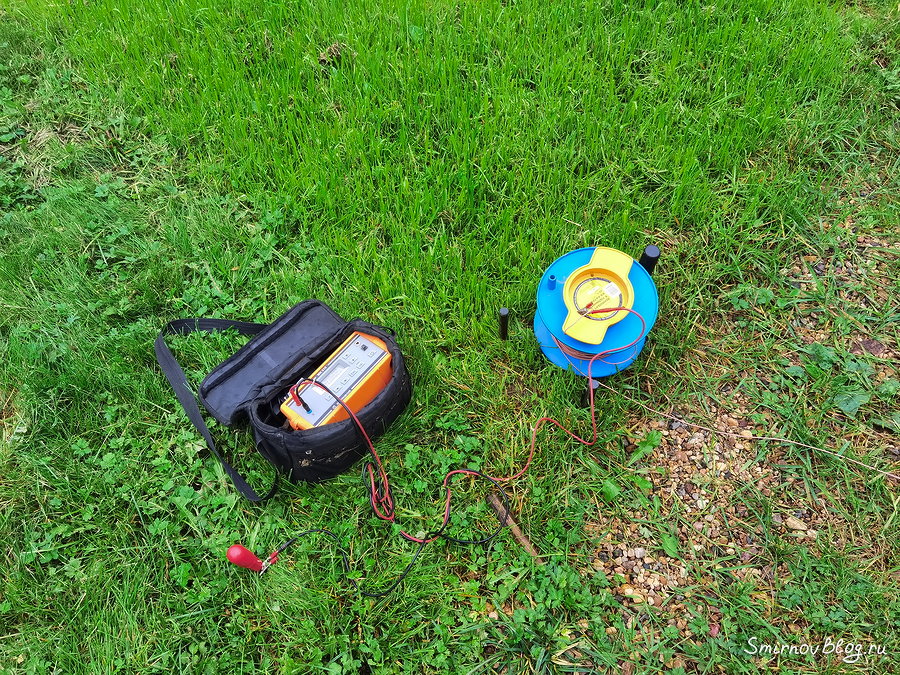 Поиск водопроводной трубы под землёй при помощи локатора (трассоискателя) Поиск водопроводной трубы под землёй при помощи локатора (трассоискателя)