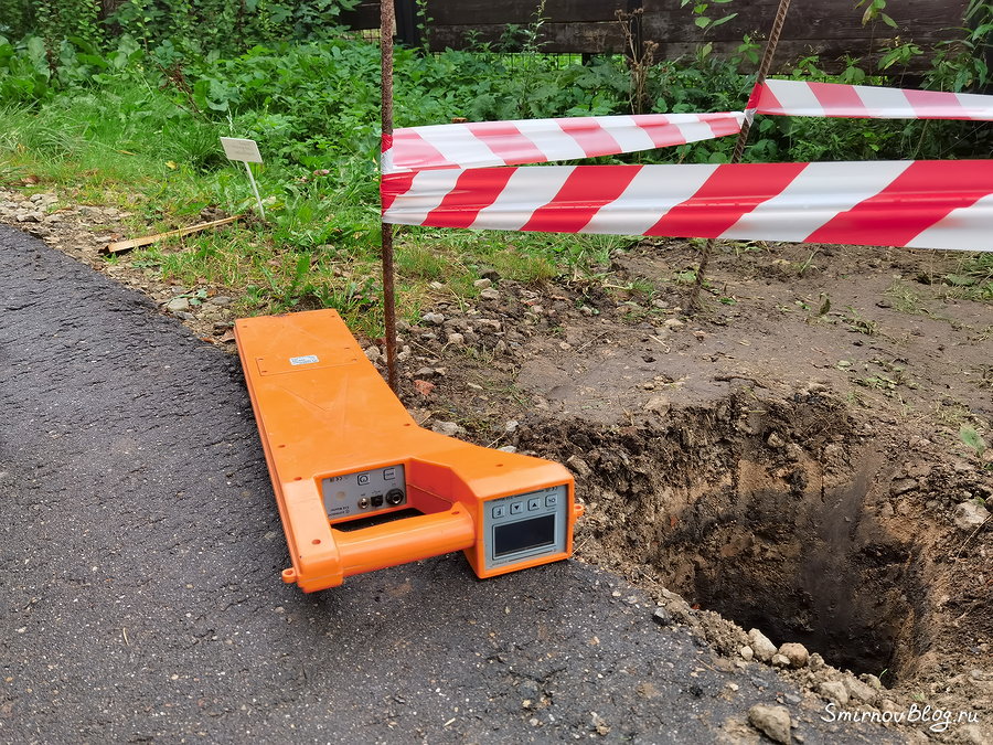 Поиск водопроводной трубы под землёй при помощи локатора (трассоискателя) Поиск водопроводной трубы под землёй при помощи локатора (трассоискателя)