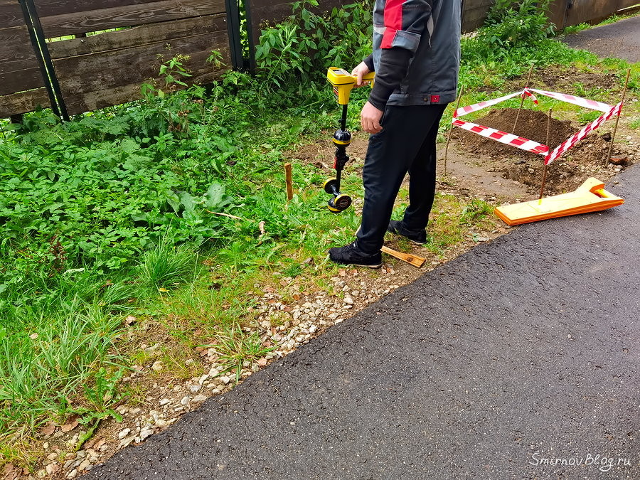 Поиск водопроводной трубы под землёй при помощи локатора (трассоискателя) Поиск водопроводной трубы под землёй при помощи локатора (трассоискателя)