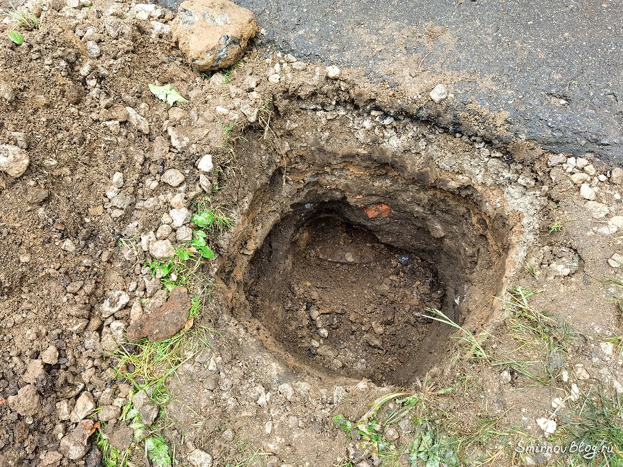 Наконец-то, мы нашли люк колодца центрального водопровода Наконец-то, мы нашли люк колодца центрального водопровода