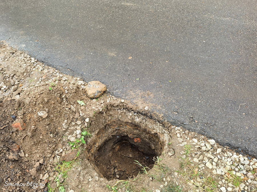 Люк колодца центрального водопровода находится под асфальтом Люк колодца центрального водопровода находится под асфальтом